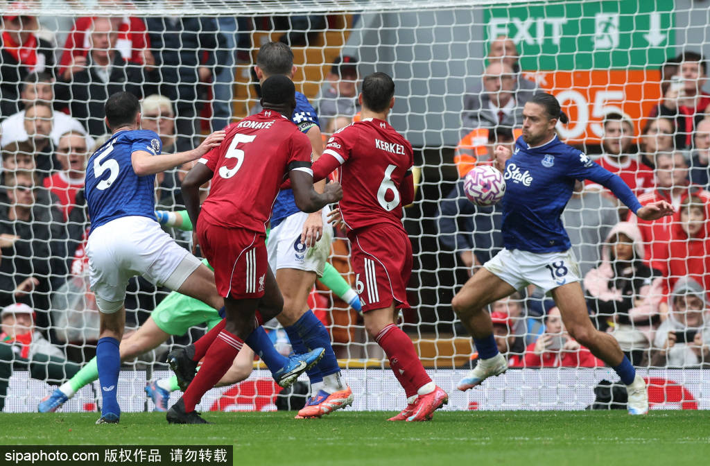 利物浦客场航班延误：球队滞留4小时，赫拉芬贝赫缺席引发担忧